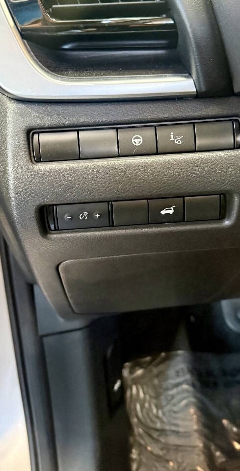 Nissan Rogue Vehicle Full-screen Gallery Image 07