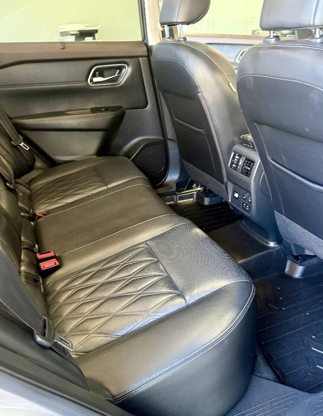 Nissan Rogue Vehicle Full-screen Gallery Image 10