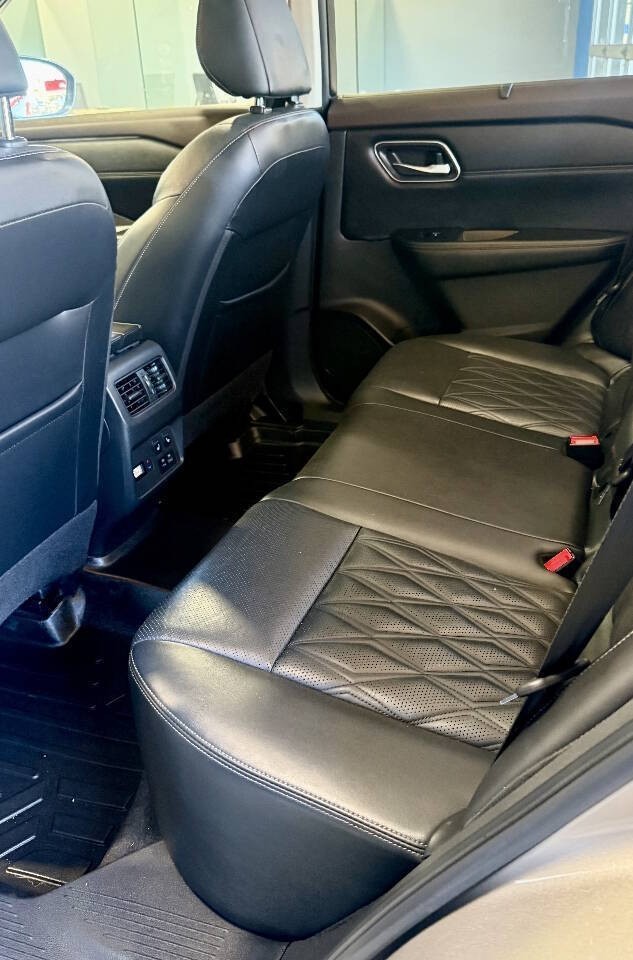 Nissan Rogue Vehicle Full-screen Gallery Image 11