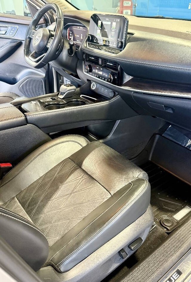 Nissan Rogue Vehicle Full-screen Gallery Image 15