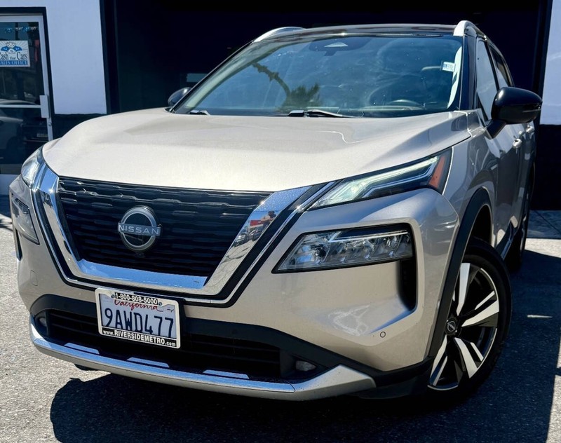 Nissan Rogue Vehicle Full-screen Gallery Image 02