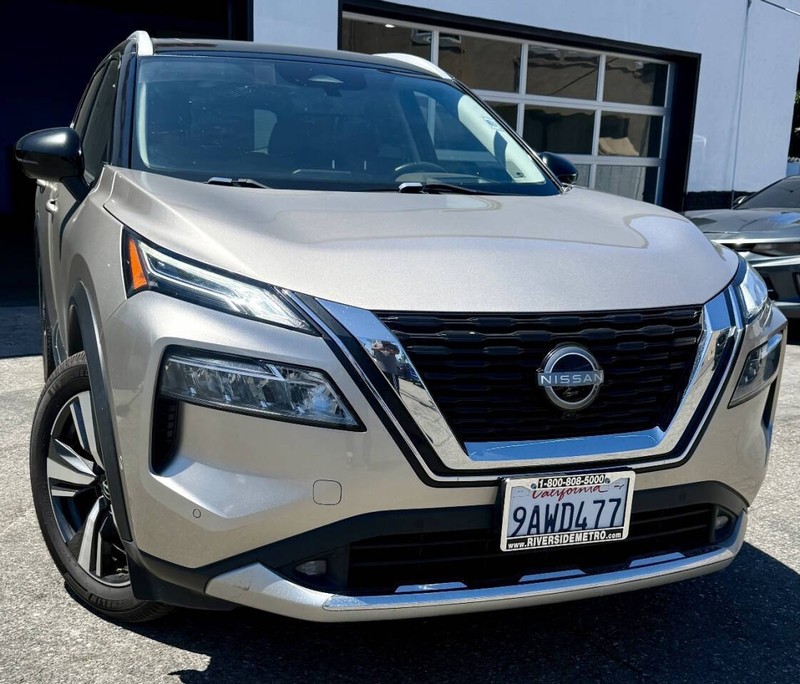 Nissan Rogue Vehicle Full-screen Gallery Image 03