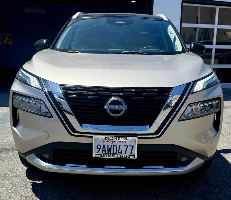 Nissan Rogue Vehicle Full-screen Gallery Image 04
