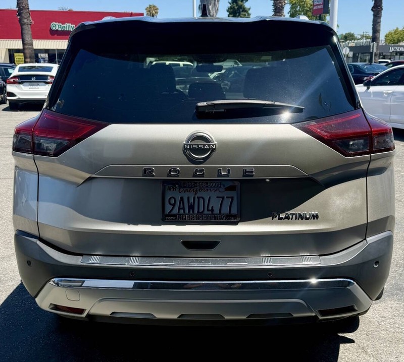 Nissan Rogue Vehicle Full-screen Gallery Image 05