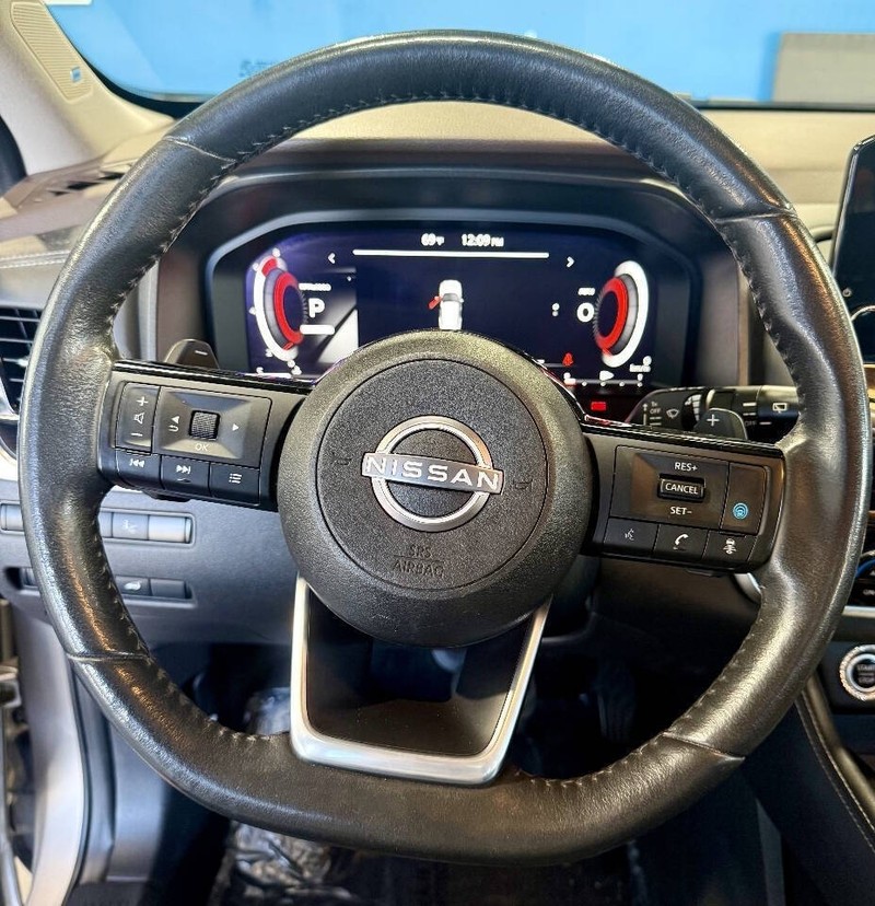 Nissan Rogue Vehicle Full-screen Gallery Image 08