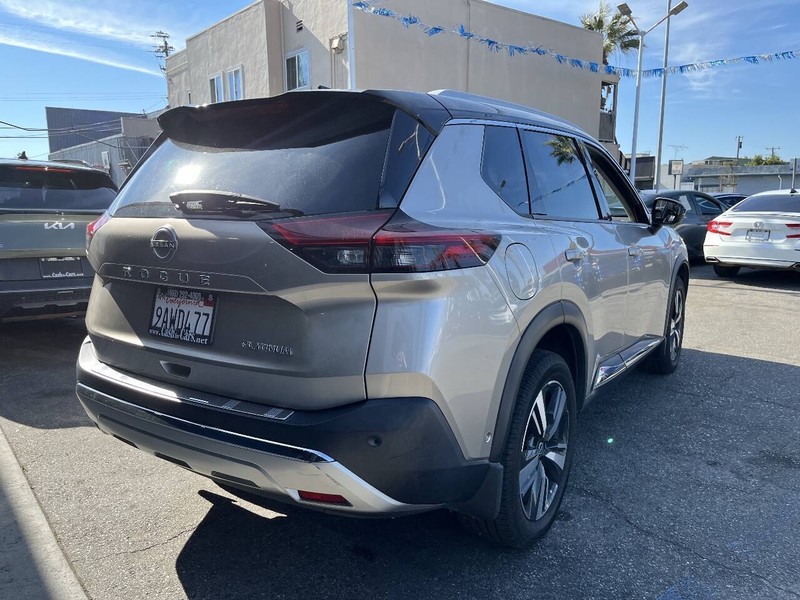 Nissan Rogue Vehicle Full-screen Gallery Image 15