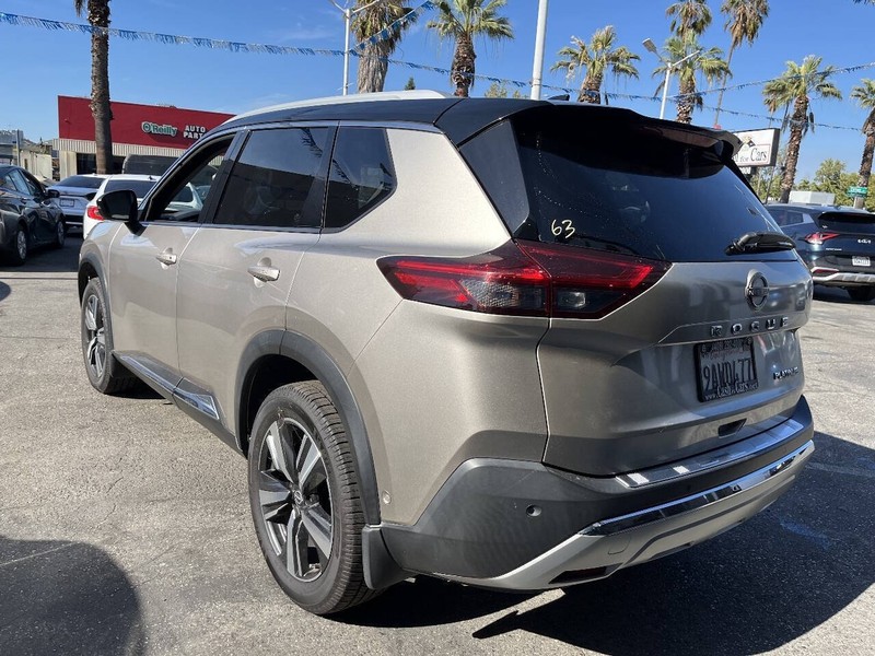 Nissan Rogue Vehicle Full-screen Gallery Image 17