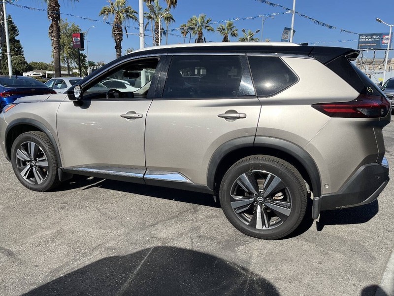 Nissan Rogue Vehicle Full-screen Gallery Image 18