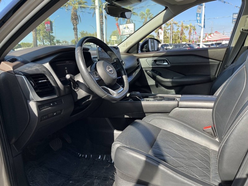 Nissan Rogue Vehicle Full-screen Gallery Image 20