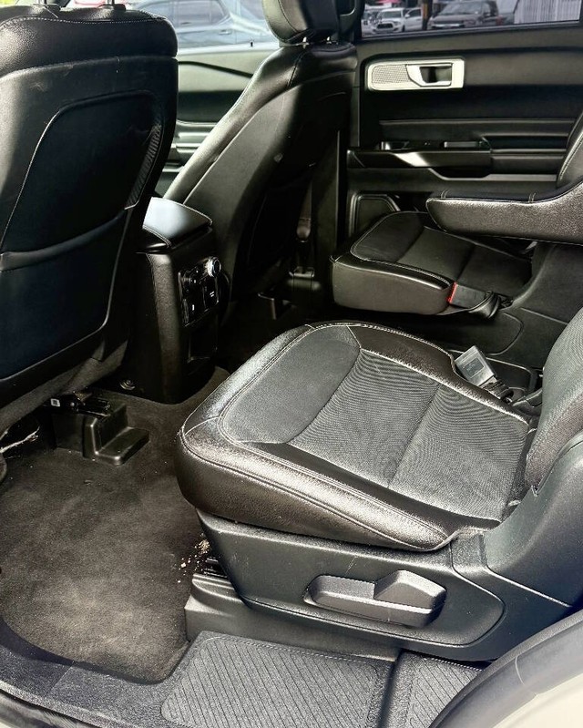 Ford Explorer Vehicle Full-screen Gallery Image 08