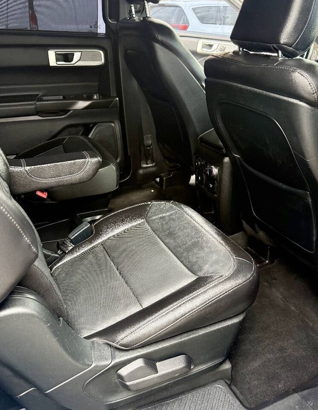 Ford Explorer Vehicle Full-screen Gallery Image 09