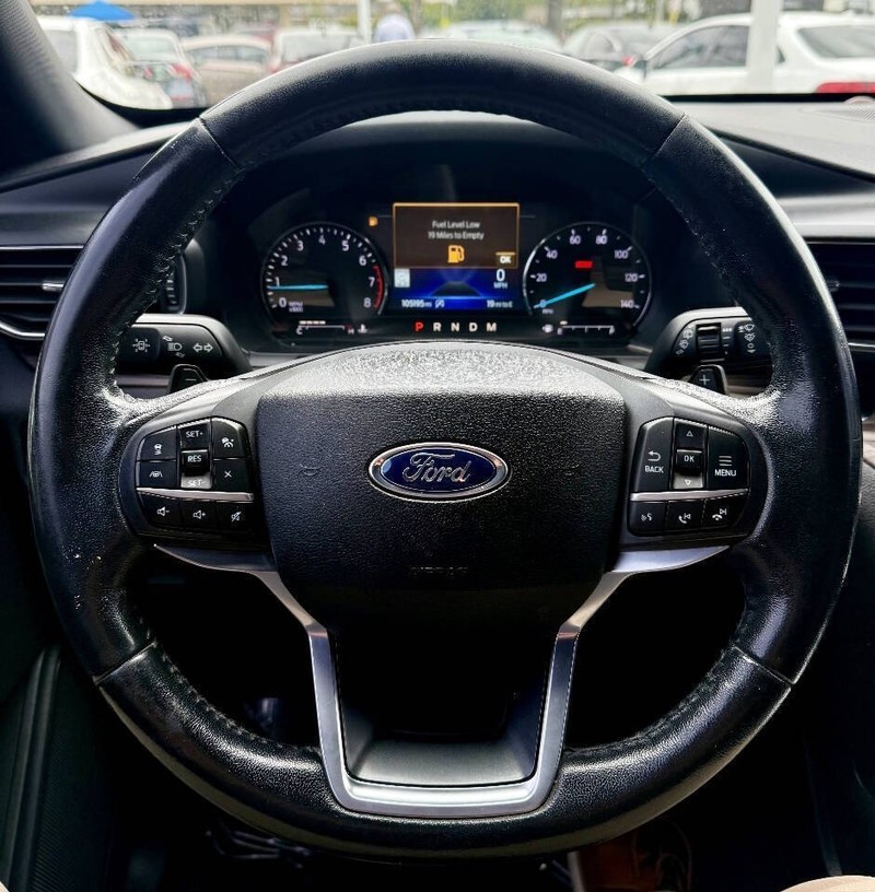 Ford Explorer Vehicle Full-screen Gallery Image 10