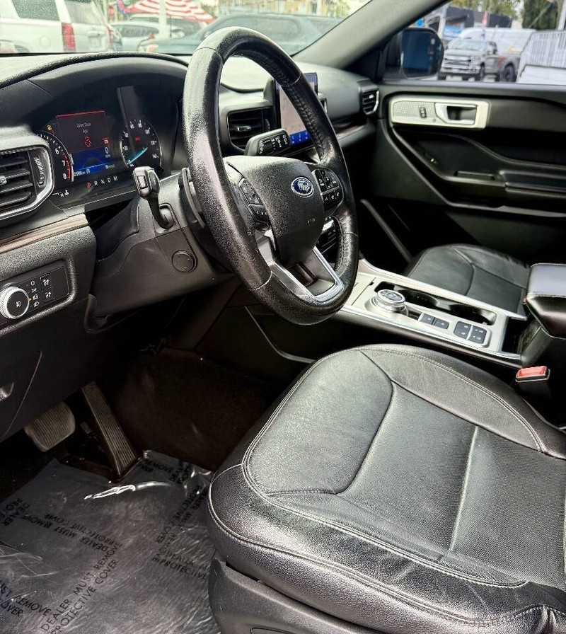 Ford Explorer Vehicle Full-screen Gallery Image 14