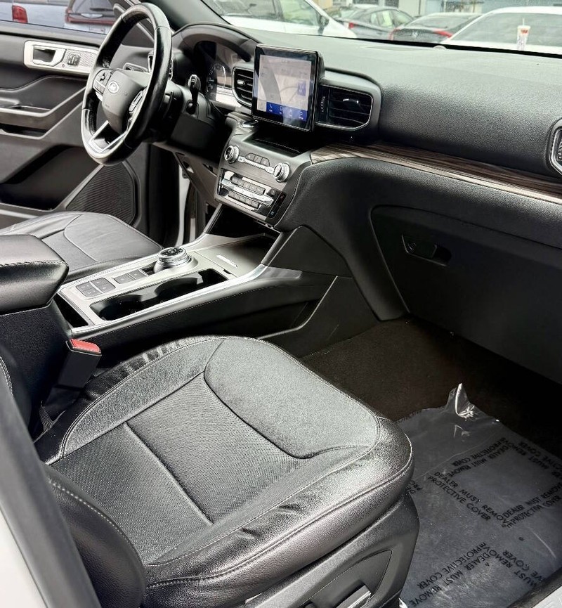Ford Explorer Vehicle Full-screen Gallery Image 15