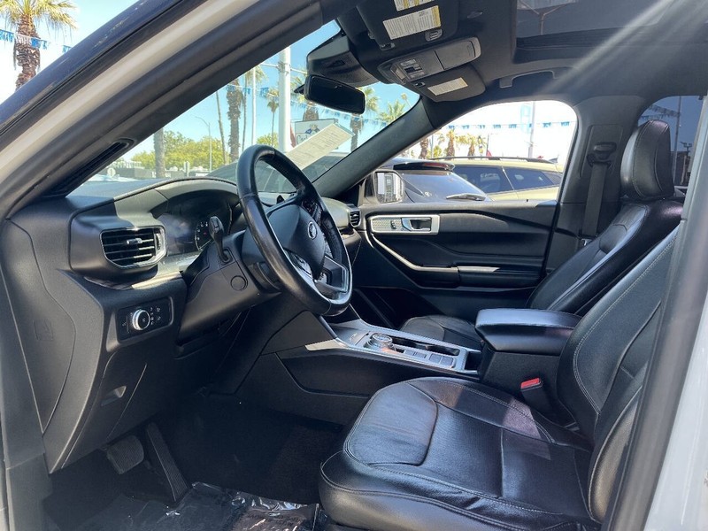 Ford Explorer Vehicle Full-screen Gallery Image 17