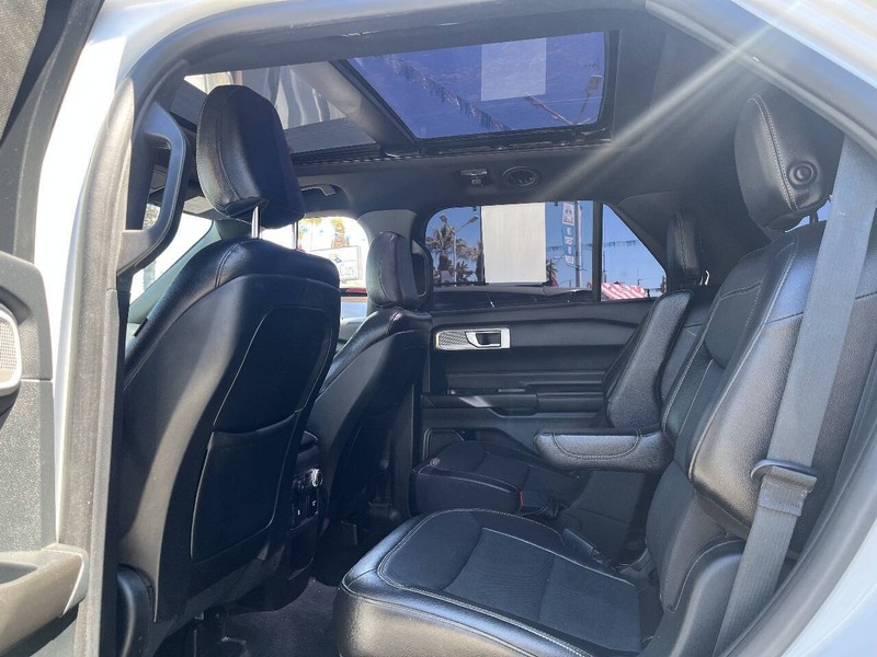 Ford Explorer Vehicle Full-screen Gallery Image 18
