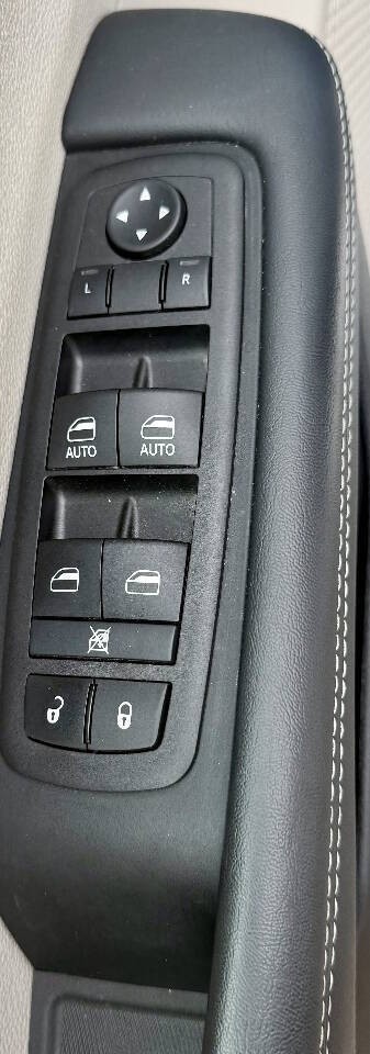 Chrysler Pacifica Vehicle Full-screen Gallery Image 13