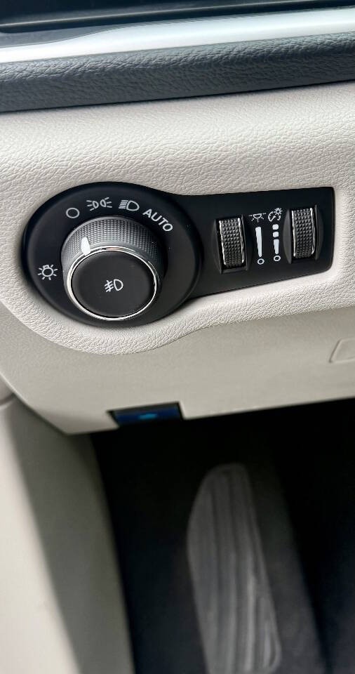 Chrysler Pacifica Vehicle Full-screen Gallery Image 14