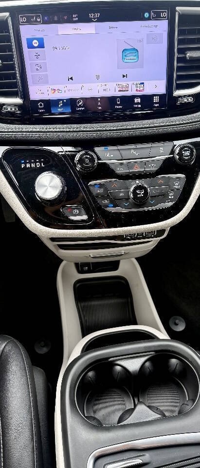 Chrysler Pacifica Vehicle Full-screen Gallery Image 15