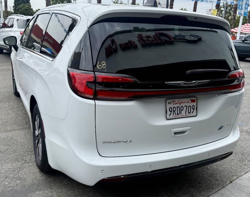 Chrysler Pacifica Vehicle Full-screen Gallery Image 06