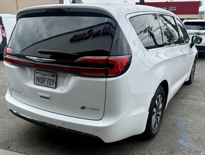 Chrysler Pacifica Vehicle Full-screen Gallery Image 07