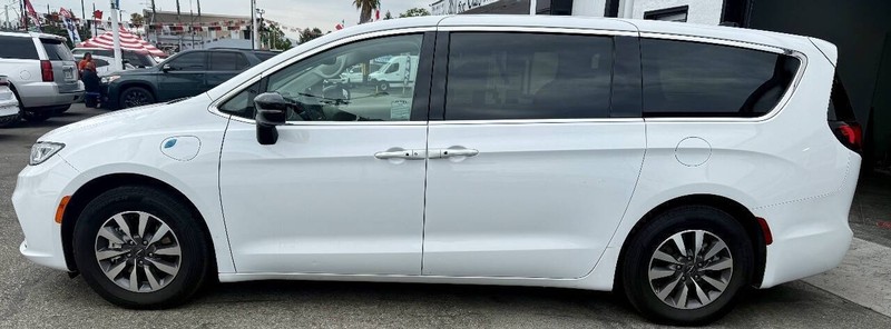Chrysler Pacifica Vehicle Full-screen Gallery Image 08