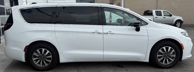 Chrysler Pacifica Vehicle Full-screen Gallery Image 09