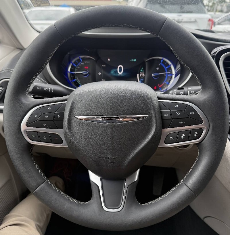 Chrysler Pacifica Vehicle Full-screen Gallery Image 10