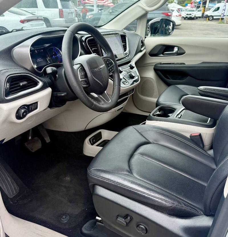 Chrysler Pacifica Vehicle Full-screen Gallery Image 11