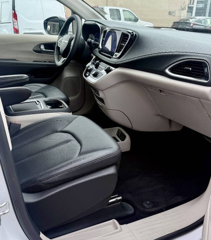 Chrysler Pacifica Vehicle Full-screen Gallery Image 12