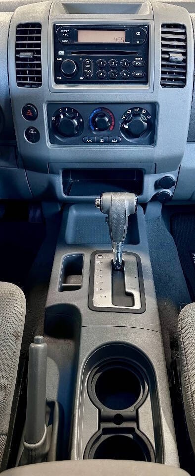 Nissan Frontier Vehicle Full-screen Gallery Image 04