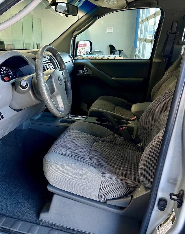 Nissan Frontier Vehicle Full-screen Gallery Image 06