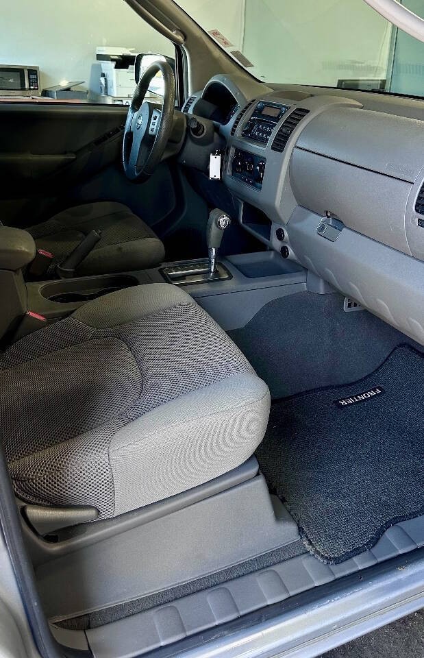 Nissan Frontier Vehicle Full-screen Gallery Image 07