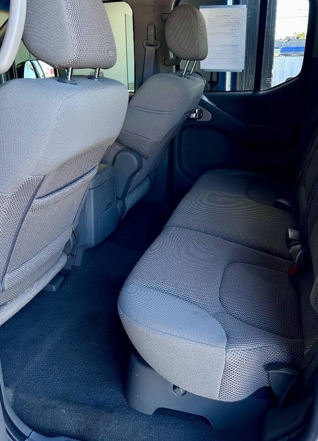 Nissan Frontier Vehicle Full-screen Gallery Image 08