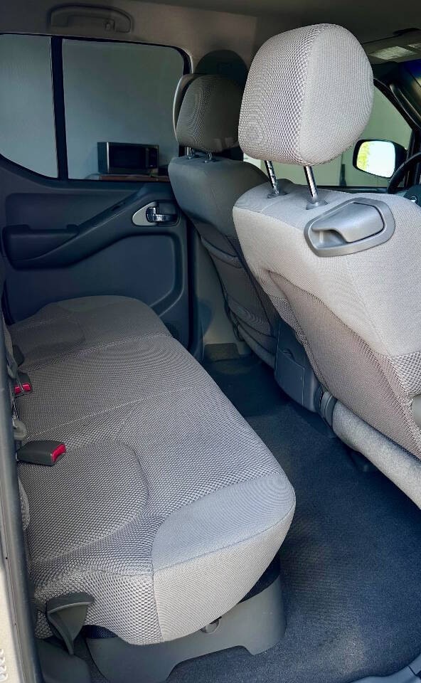 Nissan Frontier Vehicle Full-screen Gallery Image 09