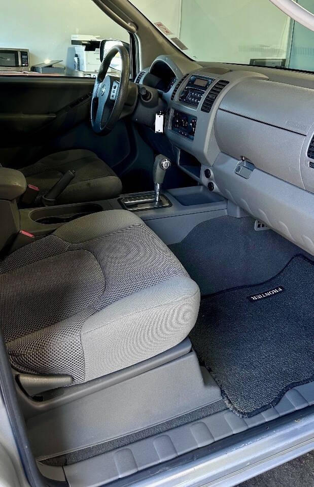 Nissan Frontier Vehicle Full-screen Gallery Image 13
