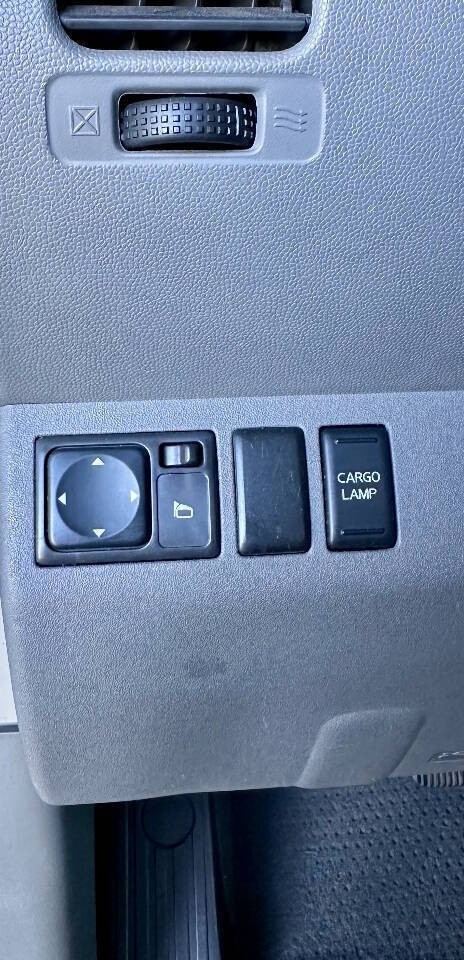 Nissan Frontier Vehicle Full-screen Gallery Image 16