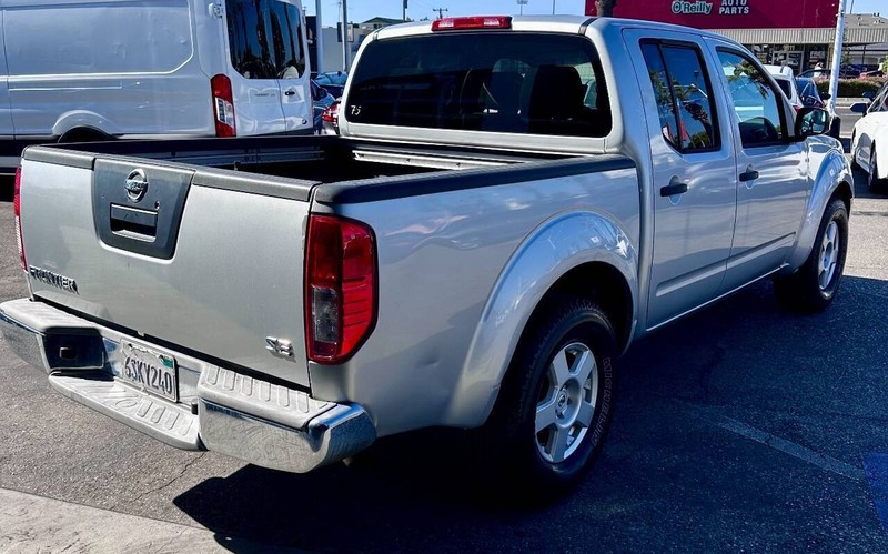 Nissan Frontier Vehicle Full-screen Gallery Image 04