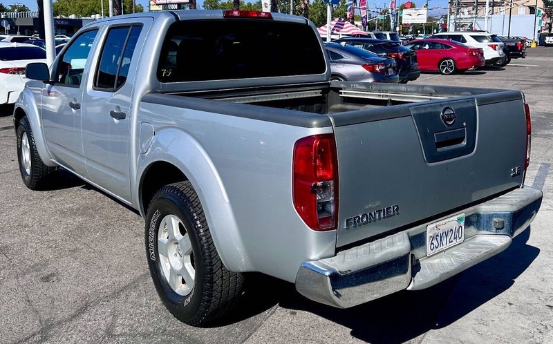 Nissan Frontier Vehicle Full-screen Gallery Image 05