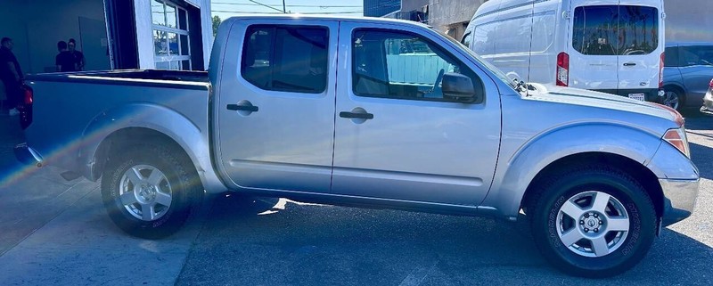 Nissan Frontier Vehicle Full-screen Gallery Image 08