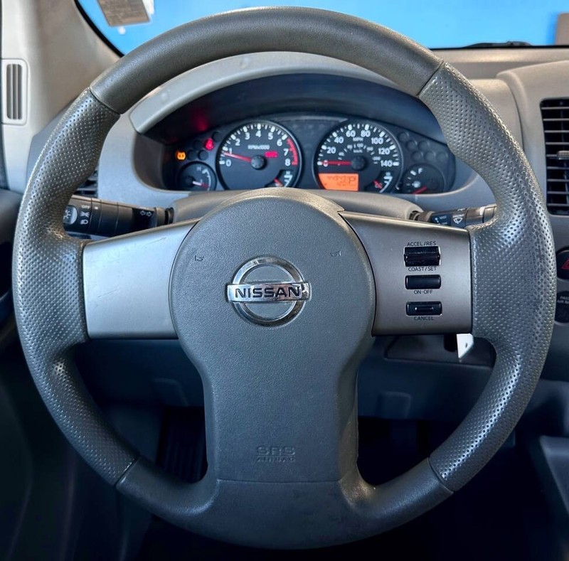 Nissan Frontier Vehicle Full-screen Gallery Image 09