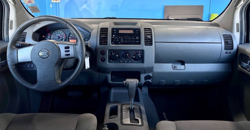 Nissan Frontier Vehicle Full-screen Gallery Image 11