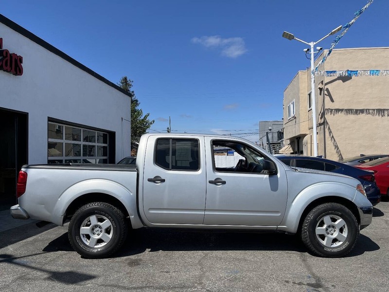 Nissan Frontier Vehicle Full-screen Gallery Image 13