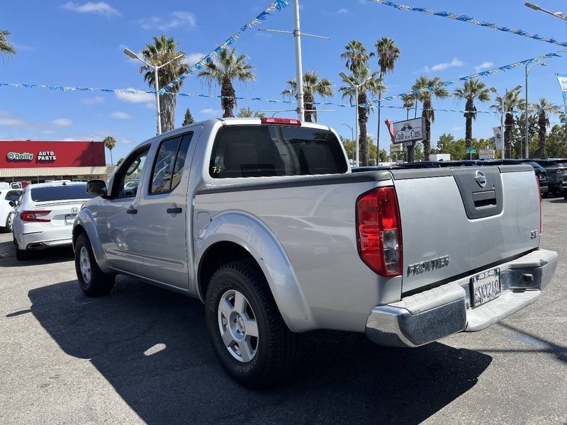 Nissan Frontier Vehicle Full-screen Gallery Image 17