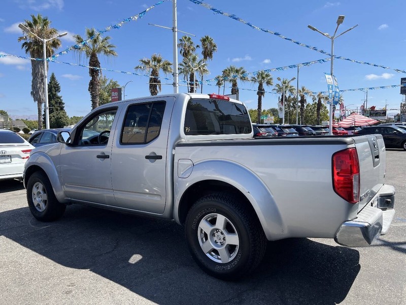 Nissan Frontier Vehicle Full-screen Gallery Image 18