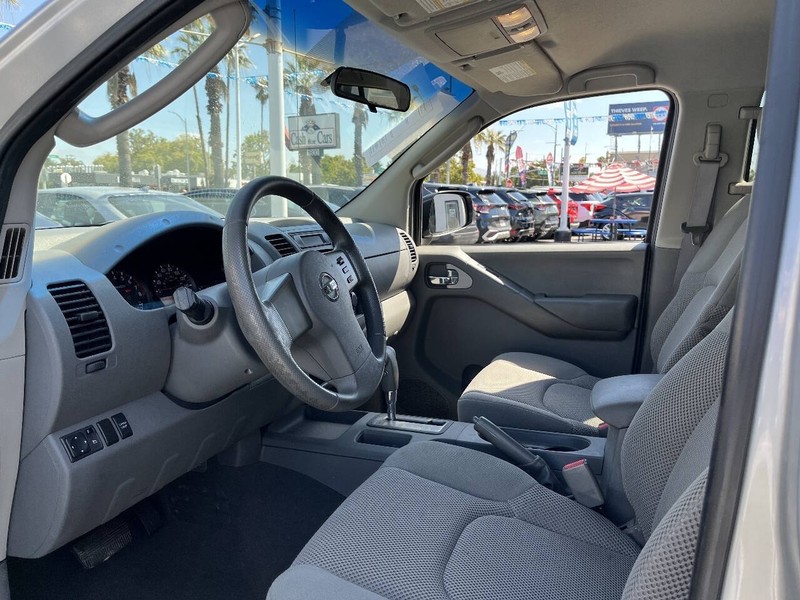 Nissan Frontier Vehicle Full-screen Gallery Image 20