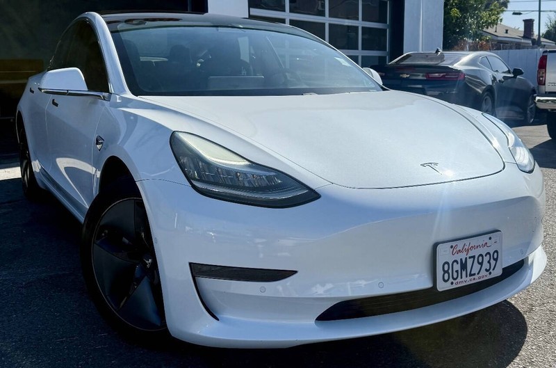 Tesla Model 3 Vehicle Full-screen Gallery Image 03