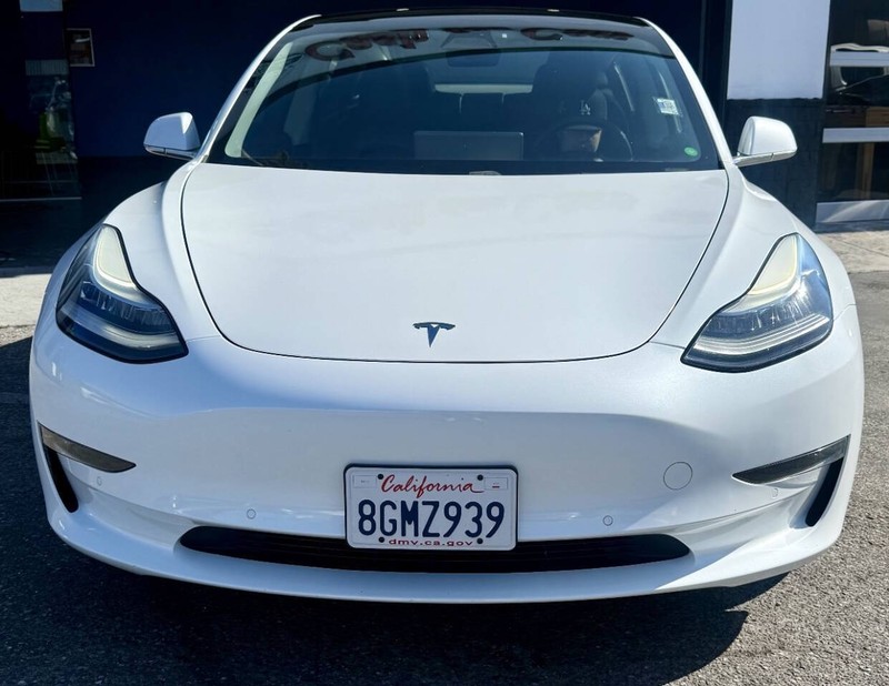 Tesla Model 3 Vehicle Full-screen Gallery Image 04