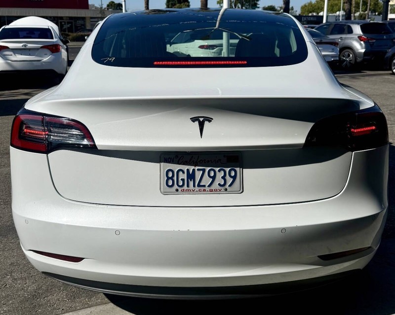 Tesla Model 3 Vehicle Full-screen Gallery Image 05