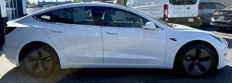 Tesla Model 3 Vehicle Full-screen Gallery Image 07